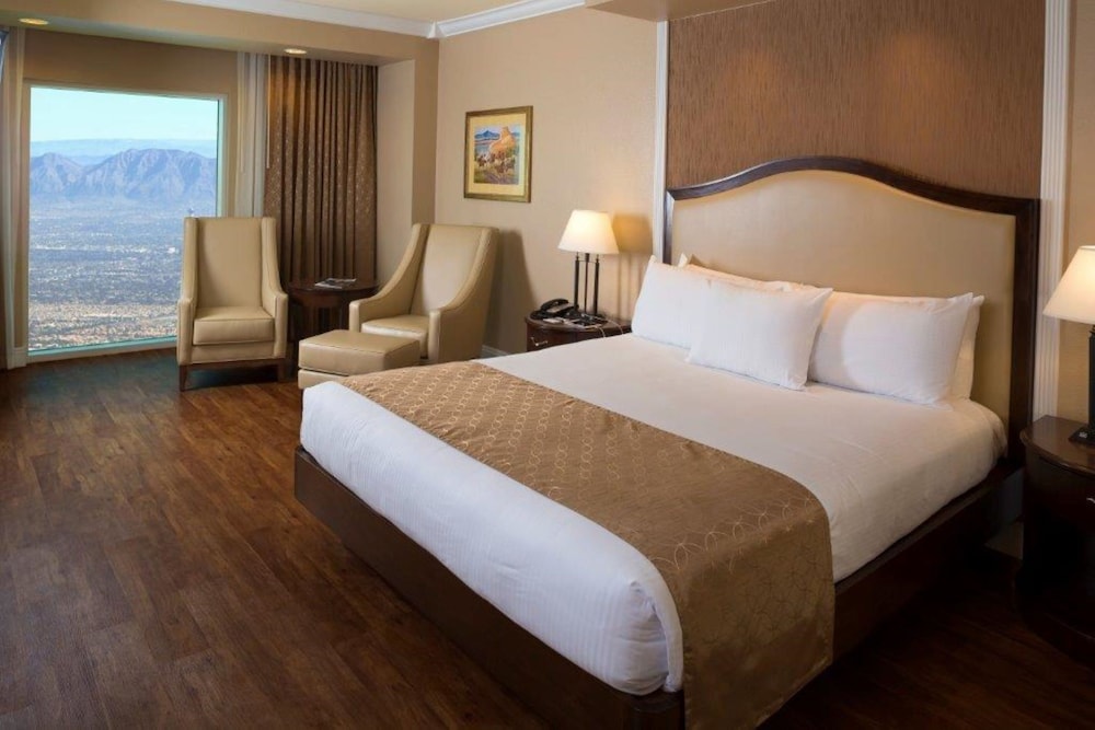 Premium Room, 1 King Bed, Non Smoking (Premium View)