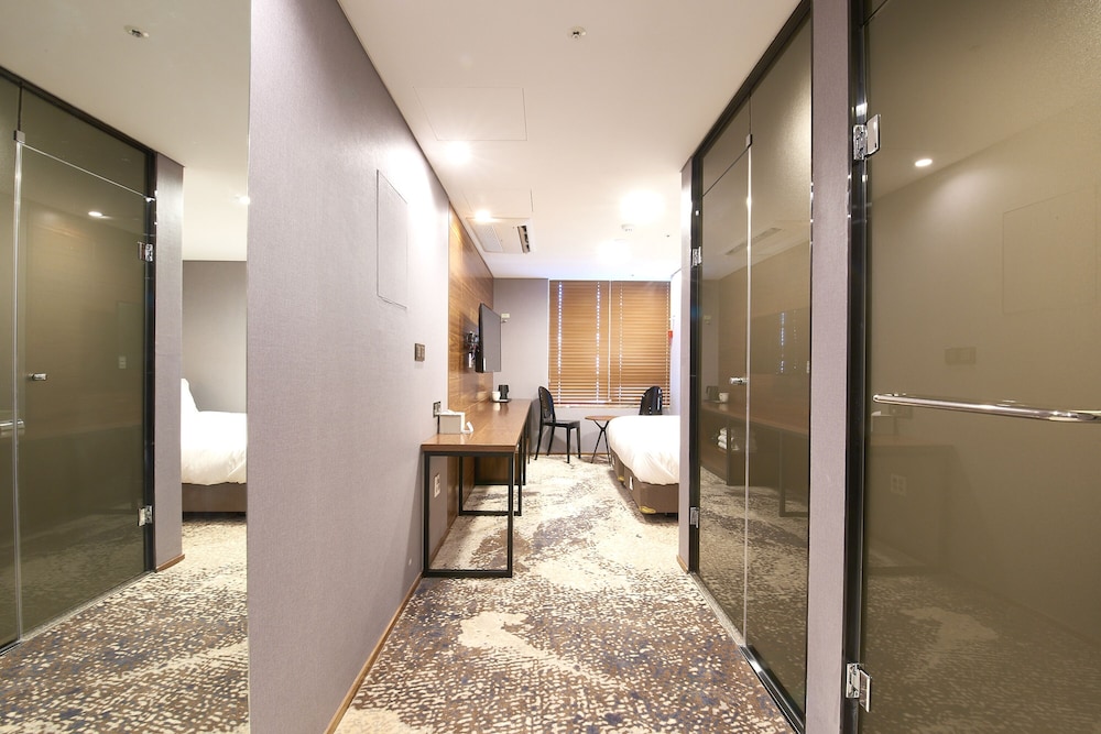 Run of House (Room Type Randomly Assigned) photo 3