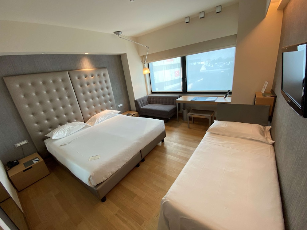 Standard Room, Multiple Beds - Photo 3