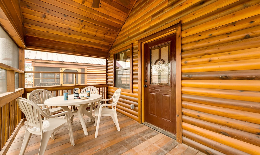 Family Cabin, 1 Bedroom photo 3
