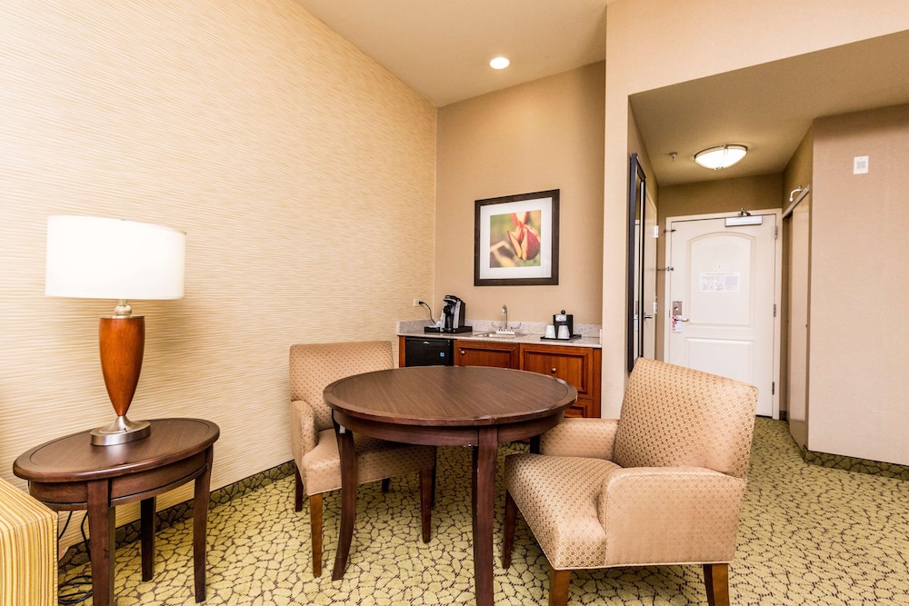 King Bedroom Whirlpool Suite - Photo 5