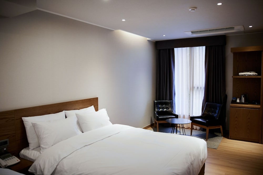 Premium Suite - Photo 9