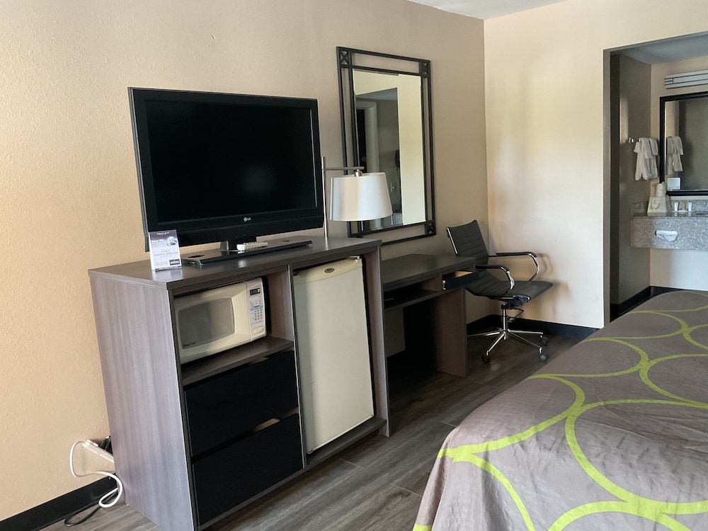 Standard Room, 1 King Bed photo 3
