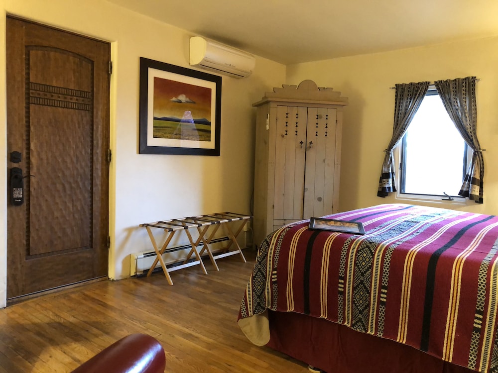 Romantic Room, 1 King Bed (Corazon Room -King Bed) photo 3