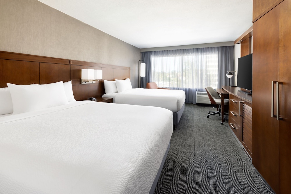 Deluxe Room, 1 King Bed with Sofa bed (Mobility Accessible, Roll-In Shower) photo 1