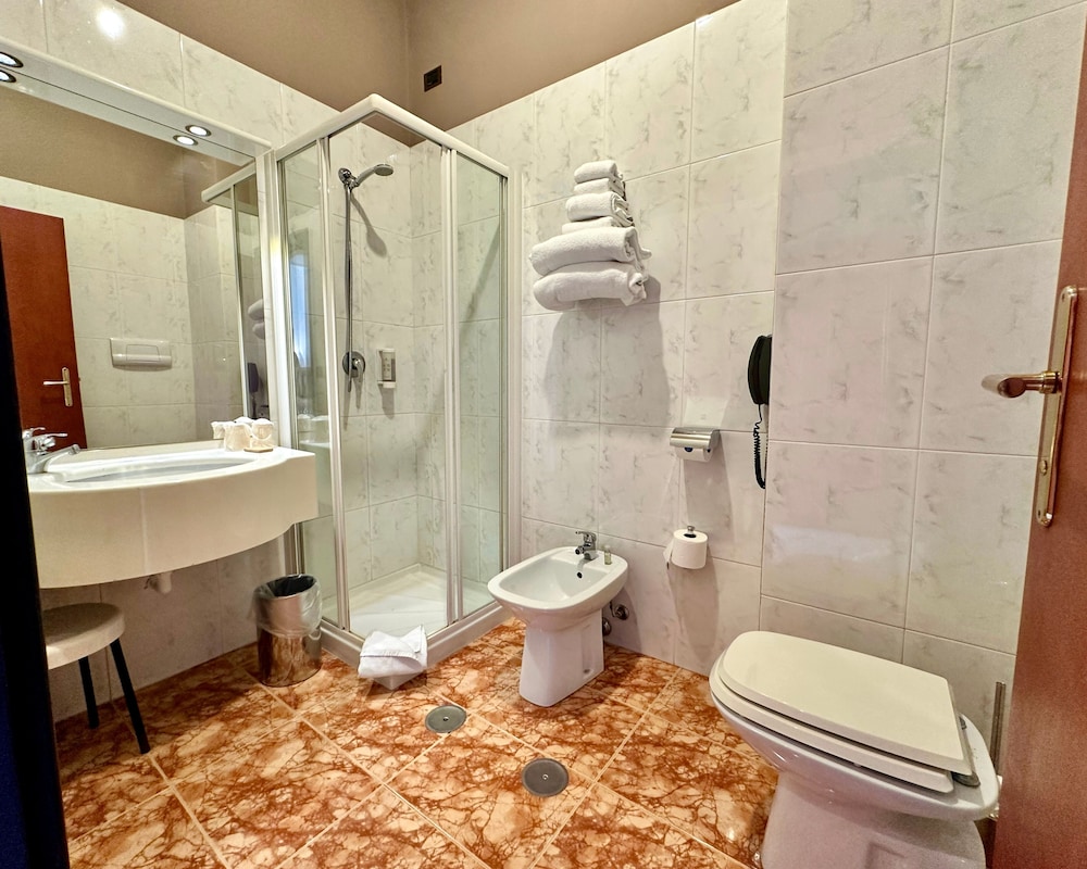 Standard Double or Twin Room - Photo 9