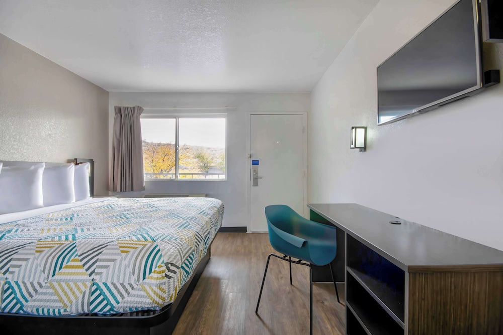 Deluxe Room, 1 King Bed, Non Smoking, Kitchenette photo 1