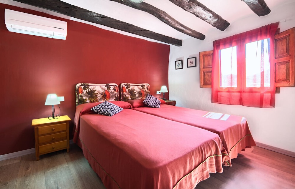 Suite, Baño Privado, Vista a la Montaña (Roja)