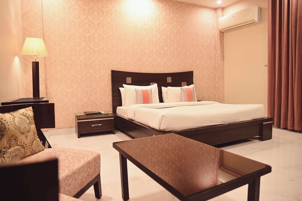 Deluxe Room, 1 King Bed, Non Smoking (Shower Only) photo 2