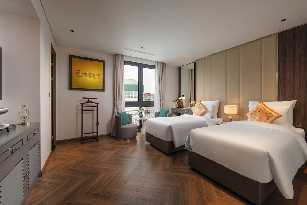 Premier Twin city view room with bathtub