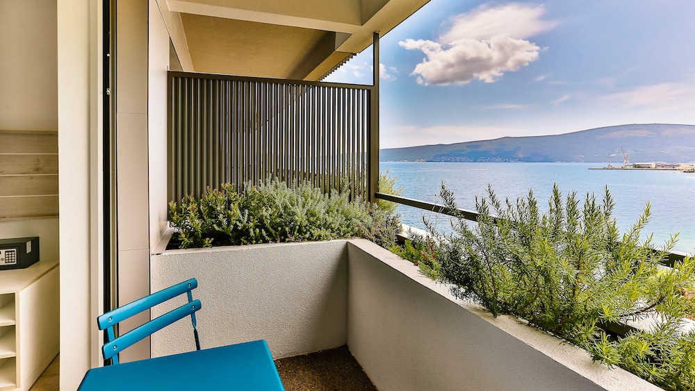 Double or Twin Room, Partial Sea View photo 2