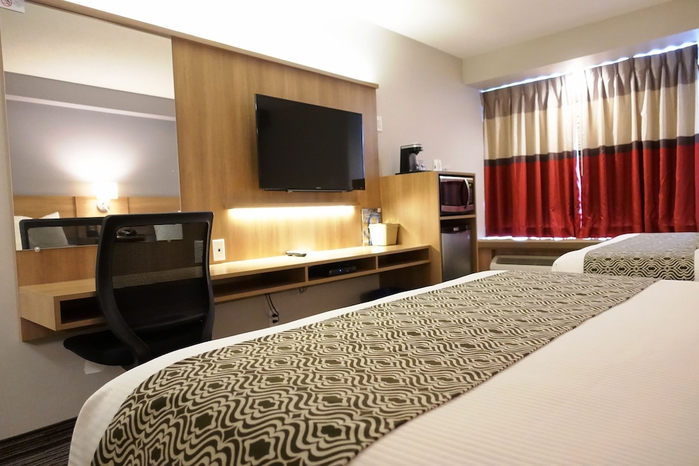 Suite, 2 Queen Beds, Non Smoking, Refrigerator photo 2