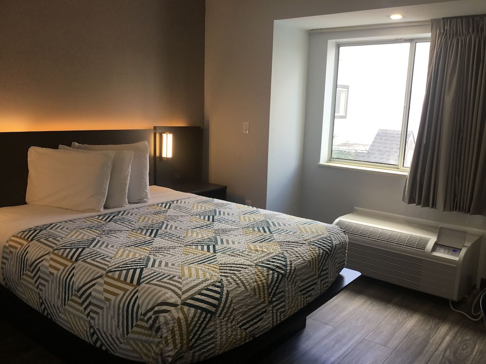 Superior Room, 1 Queen Bed, Non Smoking photo 2