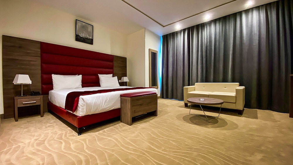 Deluxe Suite, 1 King Bed With Sofa Bed, Non Smoking photo 3