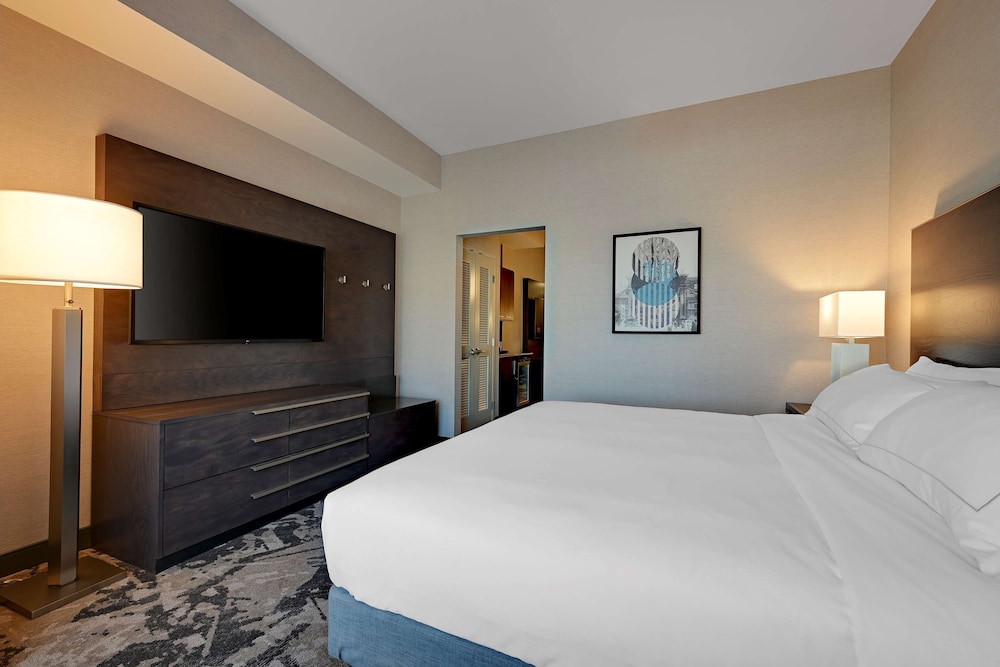 Suite 1 King Bed Accessible - Photo 4