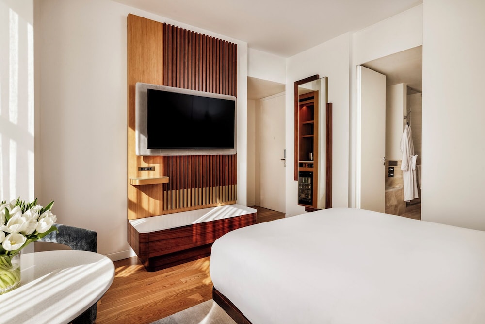Deluxe Room, 1 Queen Bed