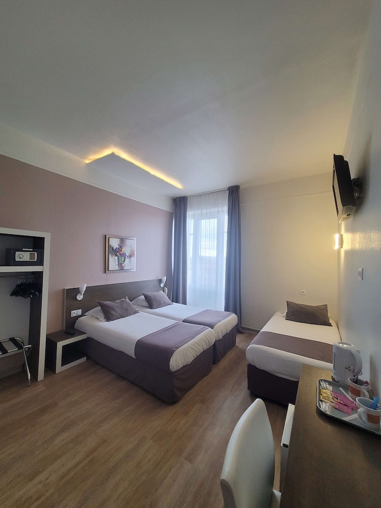 Standard Room, 3 Twin Beds - Photo 15