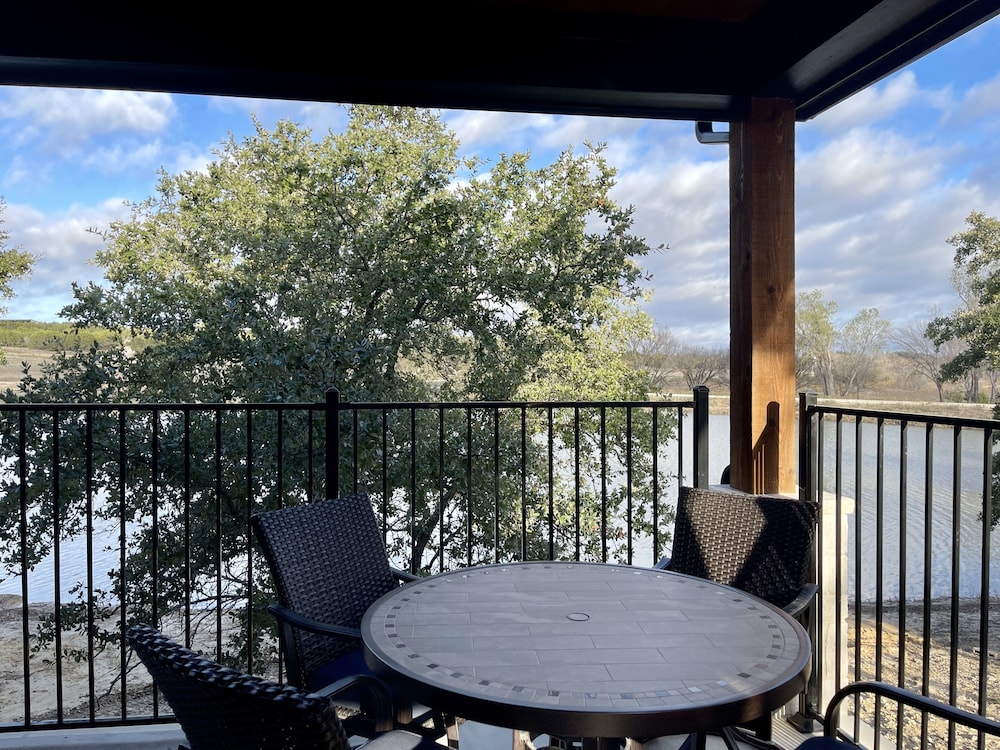 Luxury House, 2 Bedrooms, Patio, Lake View (Villa 616) photo 1