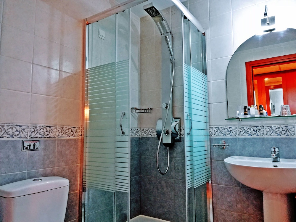 Double or Twin Room - Photo 13