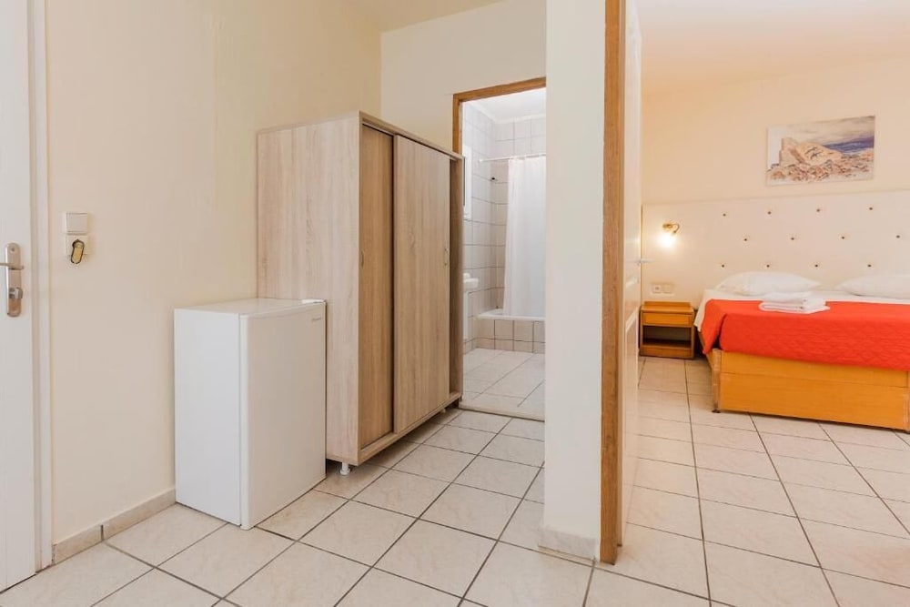 Family Room, 2 Bedrooms - Photo 9