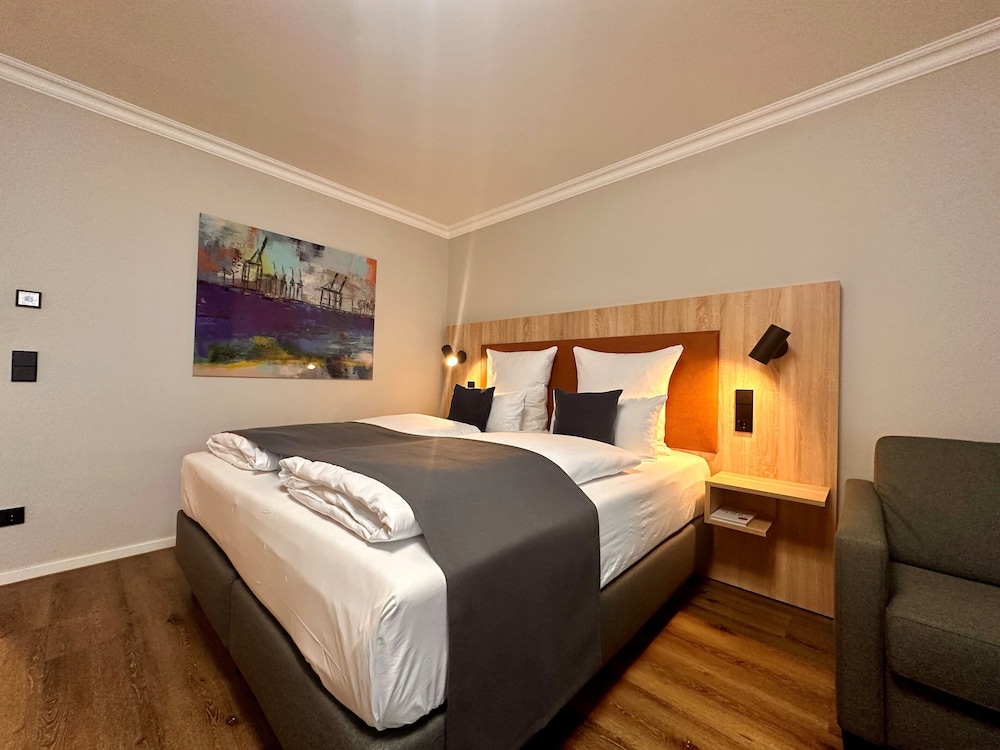 Premium Double Room, 1 King Bed, Non Smoking, Canal View