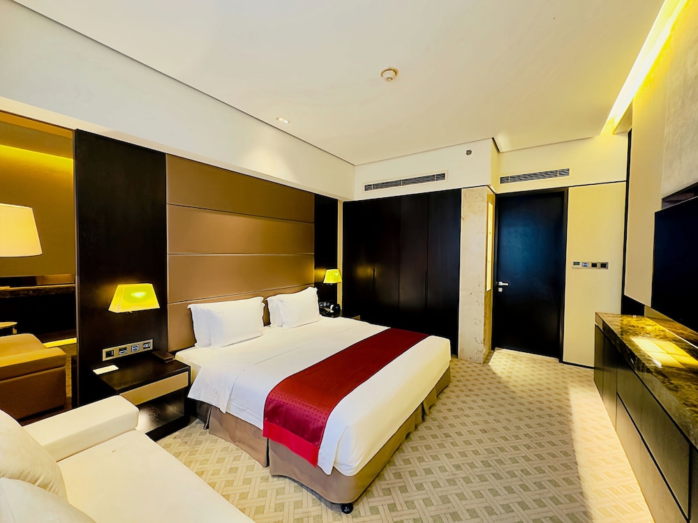 Suite, 1 Bedroom - Photo 2