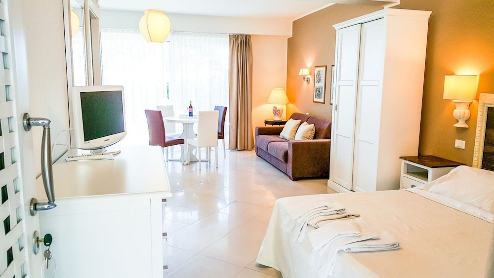 Standard Studio Suite, 1 Bedroom, Garden View, Ground Floor