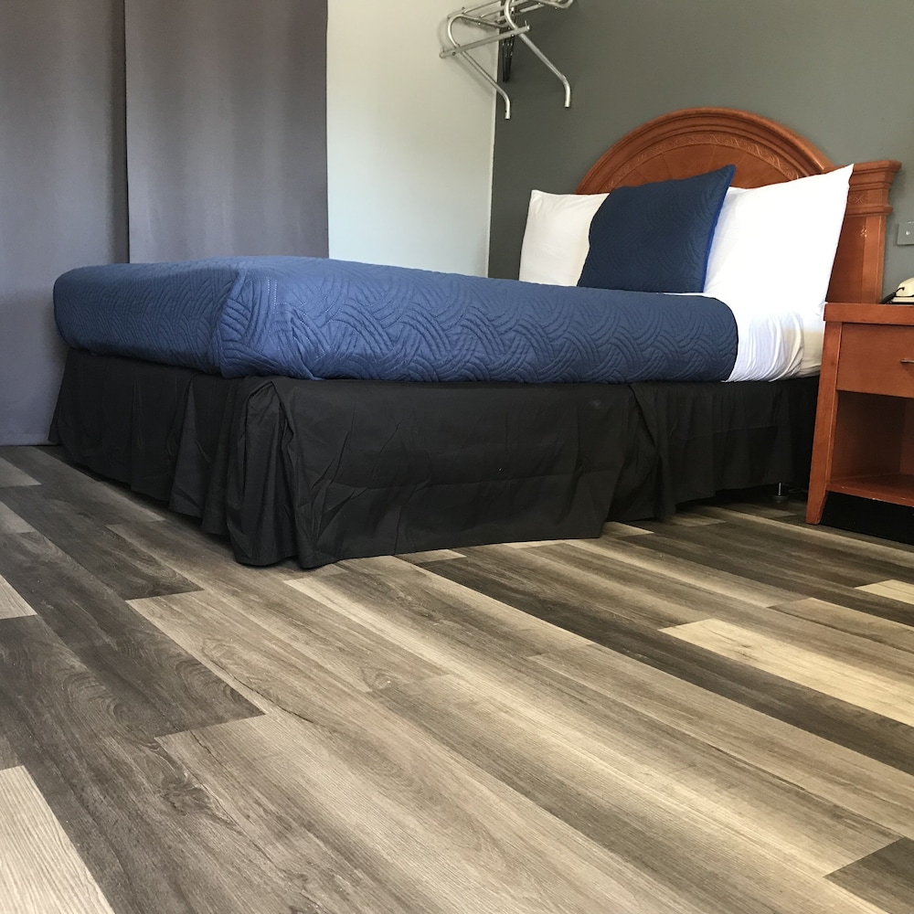 Standard Room, 1 Queen Bed photo 3