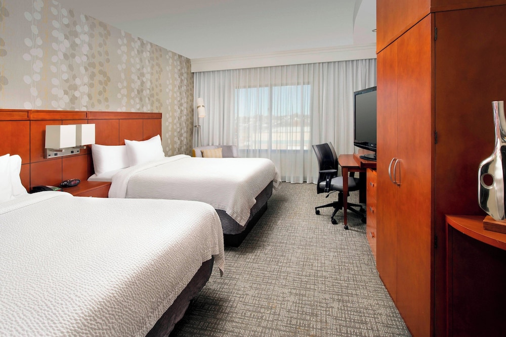 Room, 2 Queen Beds (Mobility/Hearing Accessible, Tub)