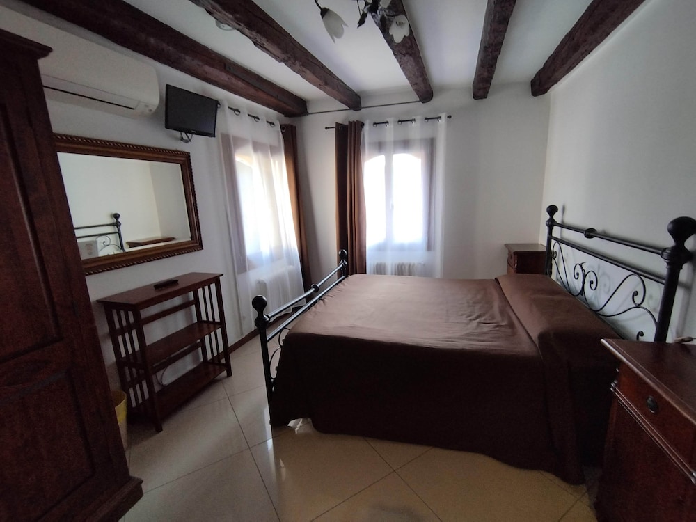 Economy Double Room, Shared Bathroom photo 1