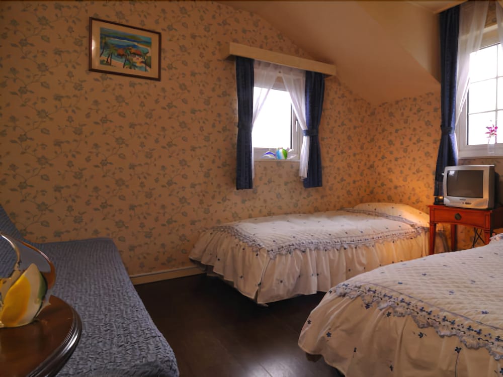 Twin Room, Shared Bathroom photo 1