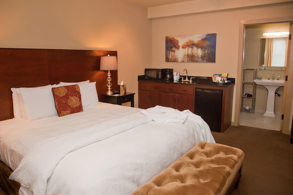Standard Room, 1 King Bed photo 2
