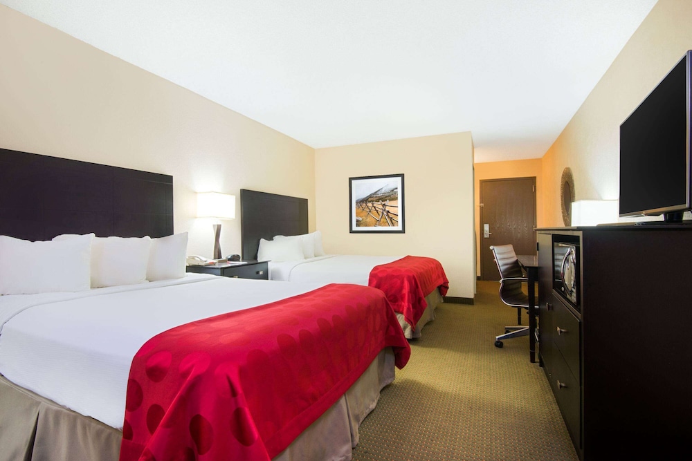 Room, 2 Queen Beds (Exterior, Pet Friendly) photo 1