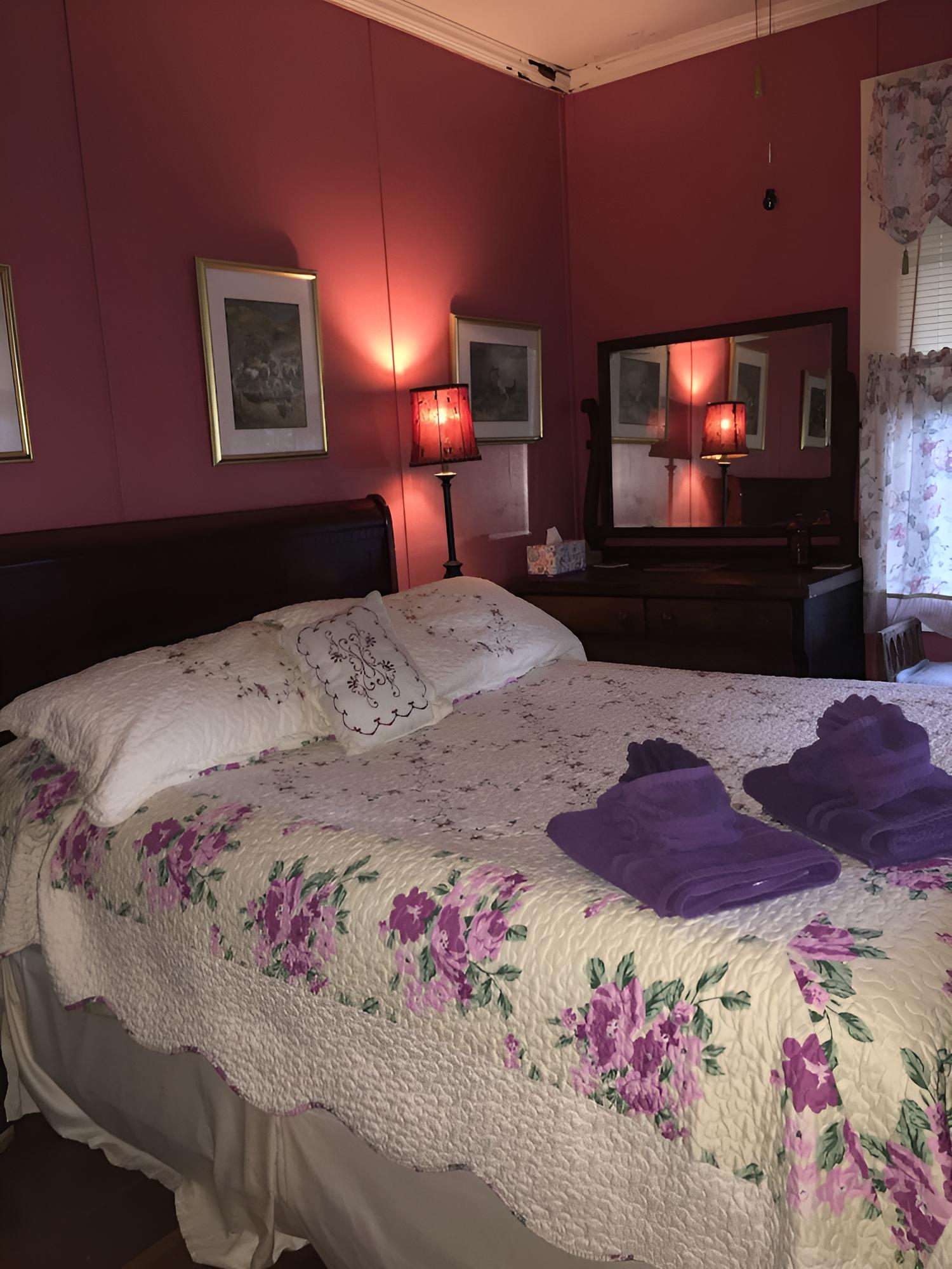 Comfort Room, 1 Queen Bed, Garden View (Red) photo 2