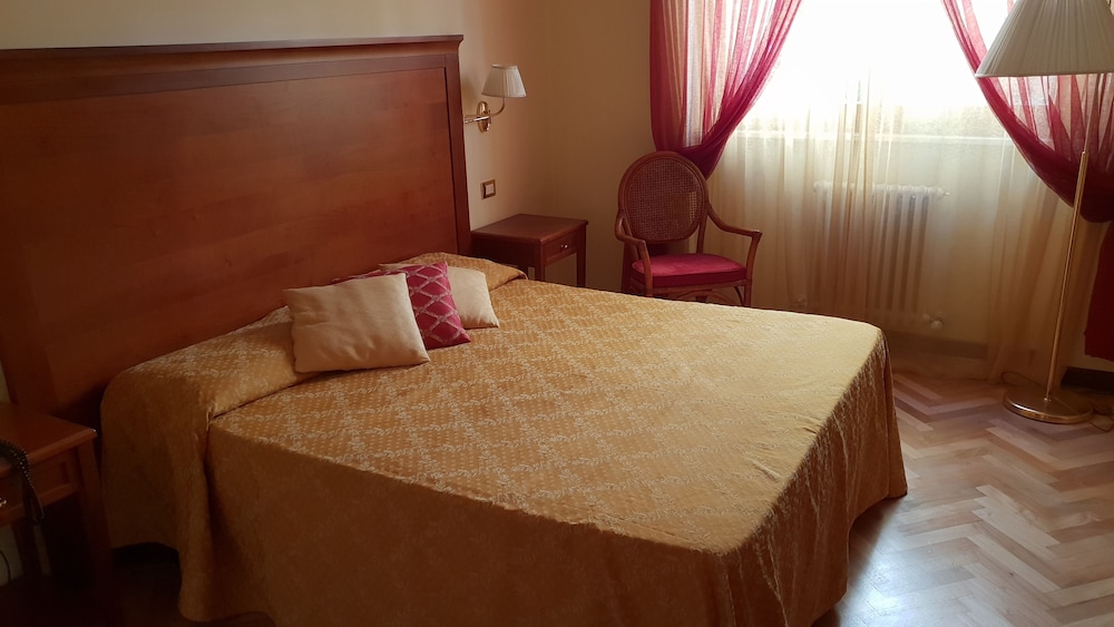 Standard Double or Twin Room - Photo 1