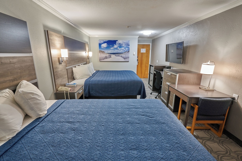 Deluxe Room, 1 King Bed and 1 Queen Bed with Pool View photo 1