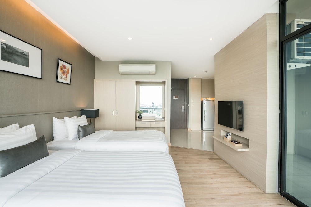 Deluxe City View Room with Kitchenette - Photo 5