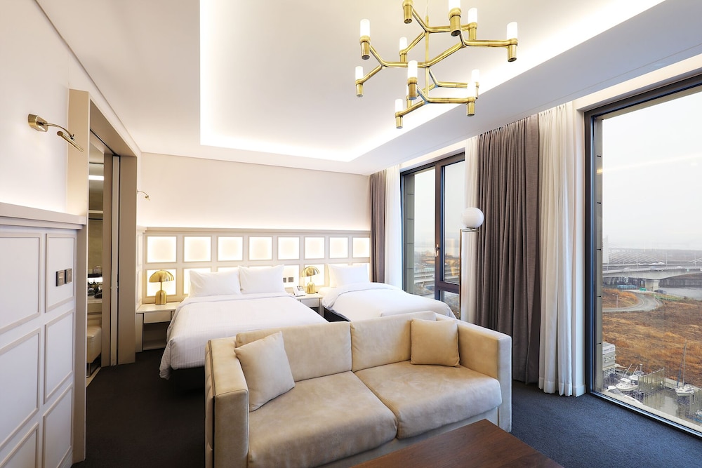 Junior Suite Family Twin (Complimentary Pool Access for 3) - Photo 1