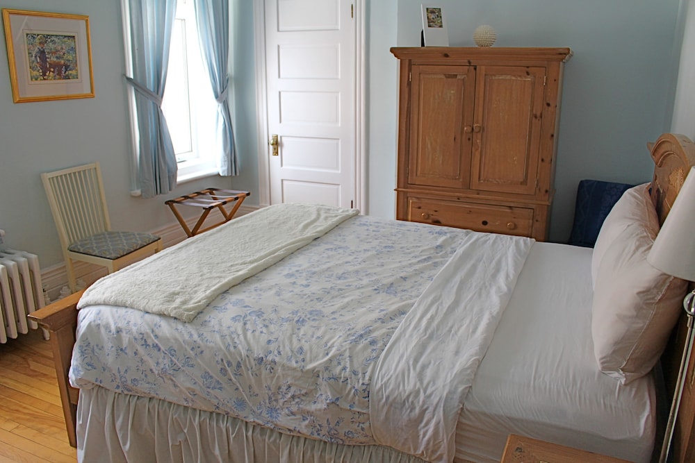 Classic Room thumbnail 6