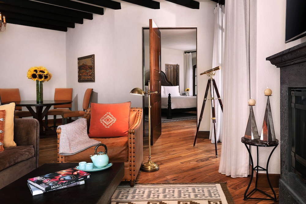 Deluxe Colonial Suite - Photo 1