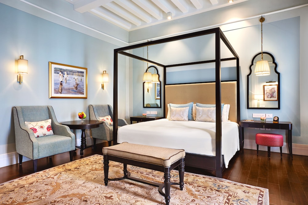 Colonial Room King Bed thumbnail 5