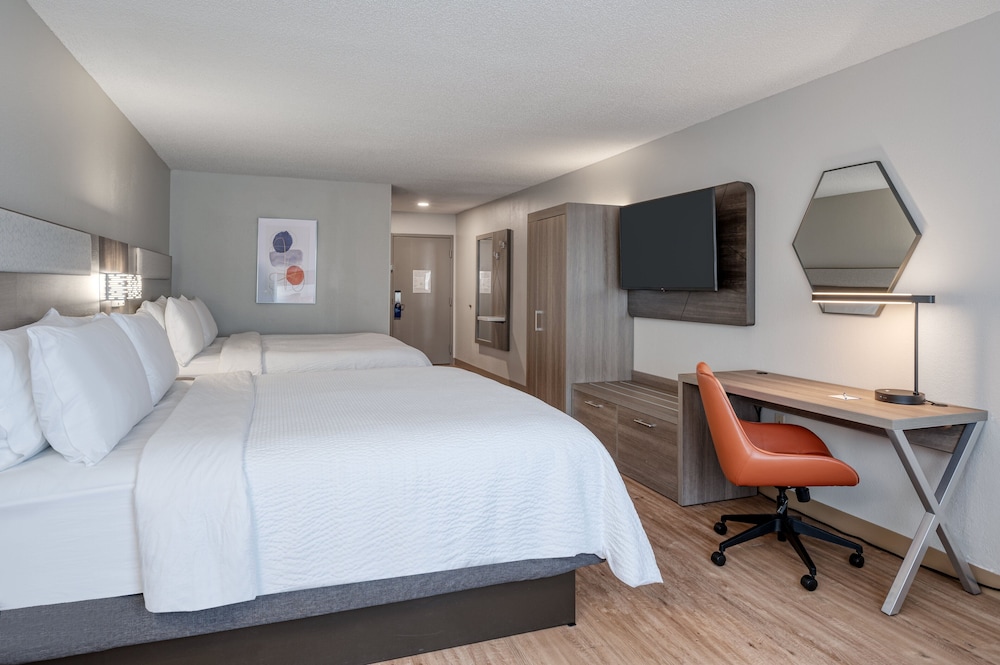 Standard Room, Multiple Beds - Photo 3