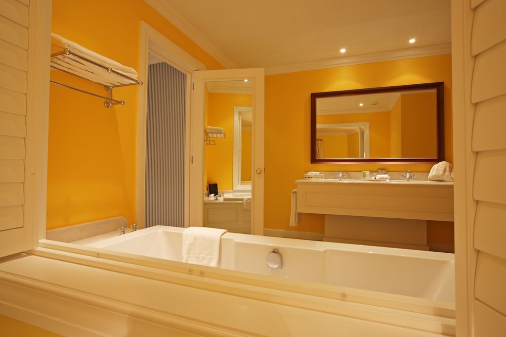 Master Suite Garden and City View - Floor 4 of main building, photo 6