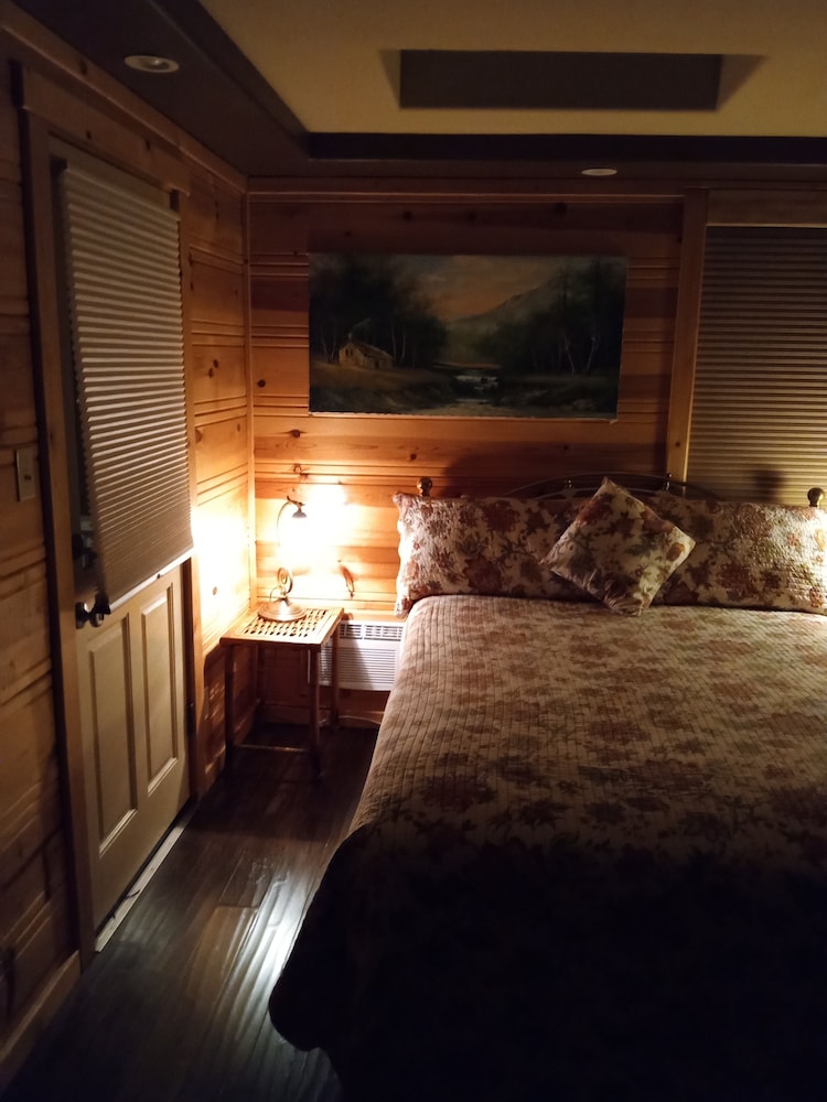Deluxe Room, 1 Queen Bed, Balcony, Mountain View photo 2