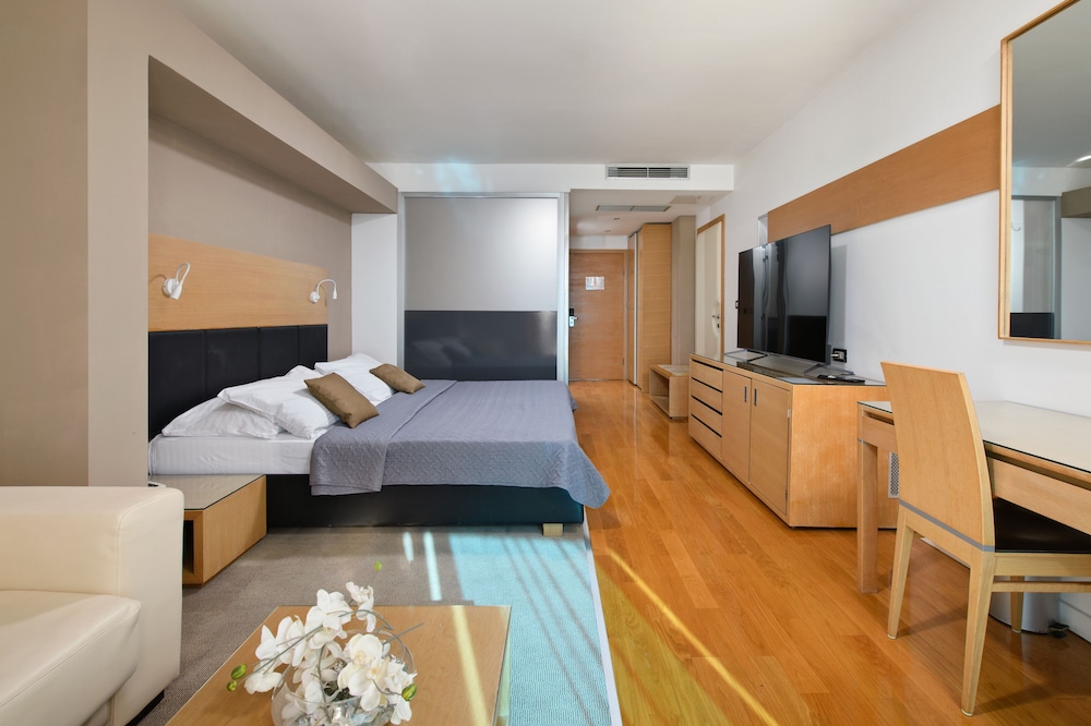 Deluxe Triple Room, Balcony, Sea View - Photo 8