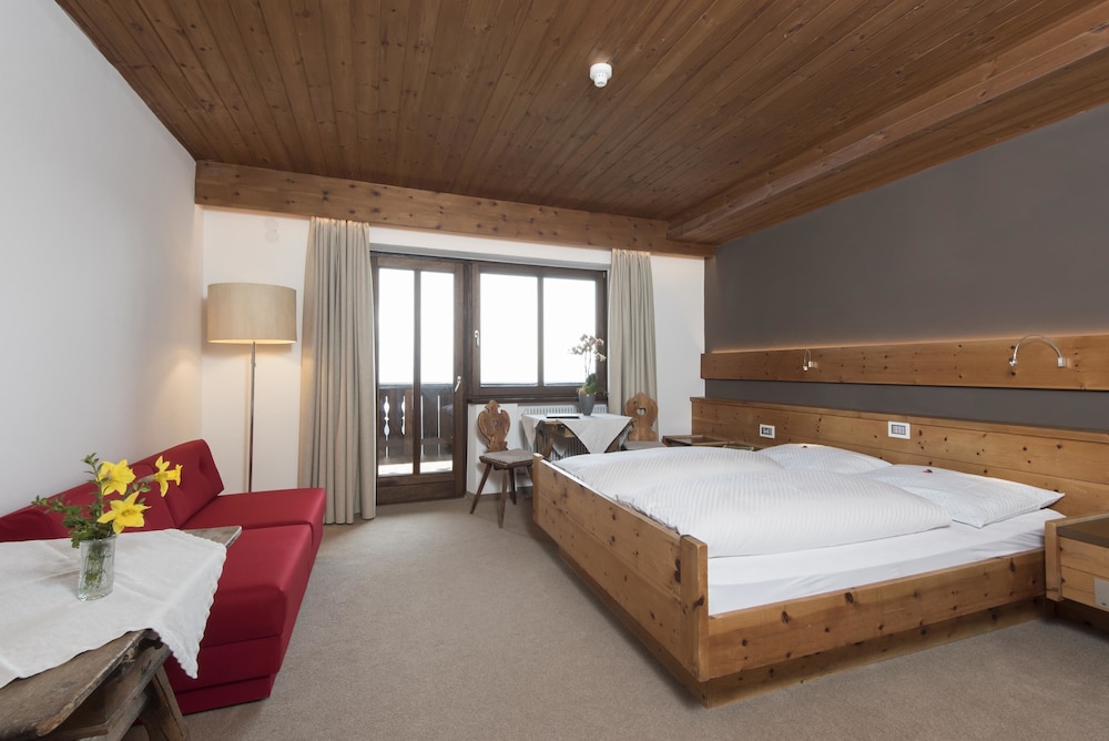 Double Room, Balcony, Mountain View (mit Südbalkon und Dolomitenblick) photo 1