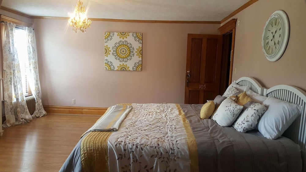 Premier Room, 1 King Bed photo 2