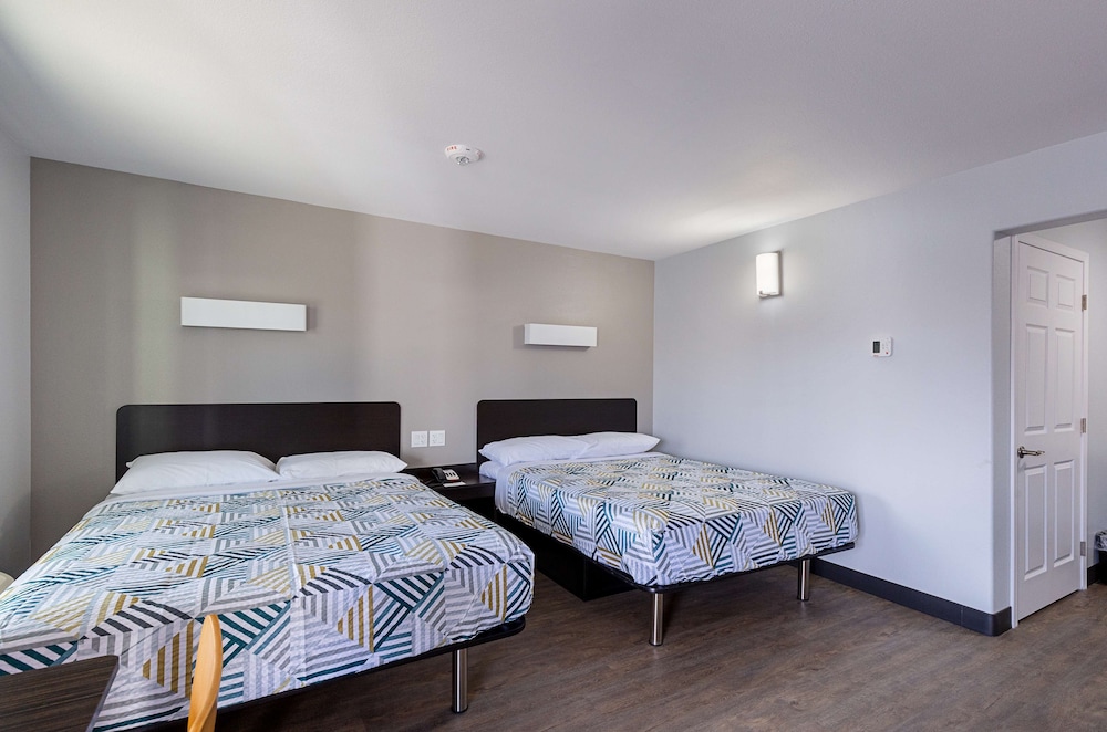 Standard Room, 2 Queen Beds, Non Smoking - Photo 4