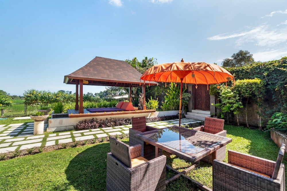 Villa, Smoking photo 2