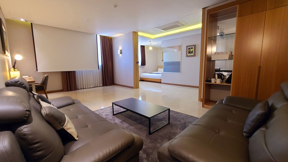 Suite Double (more than 2 people, extra person fee 15,000KRW/pax on the spot)